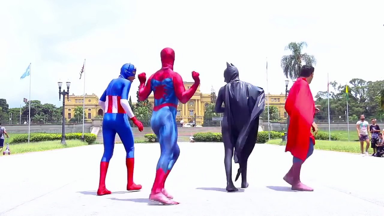 Danse de super héros très virils !
