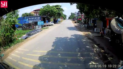 Un camion esquive une petite fille en trotteur