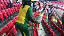 Les fans japonais et sénégalais nettoient leurs gradins après la fin de leurs matches !