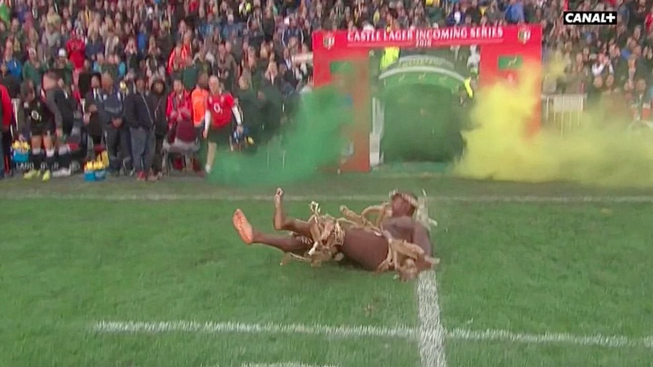 Les chorégraphes de l'avant-match perturbés par la pelouse mouillé