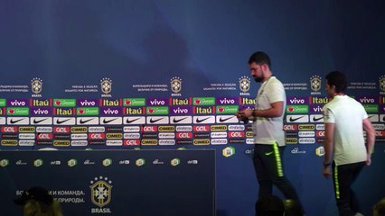 Com lesão na coxa, Douglas Costa não enfrenta Sérvia