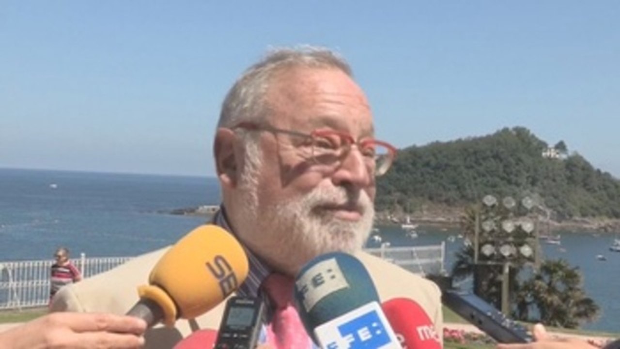 Savater anima a seguir luchando para evitar que triunfen los objetivos de ETA