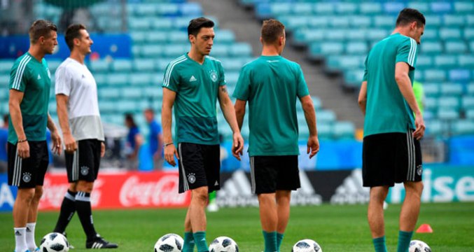 Mesut Özil Almanya Milli Takımında İlk Kez Yedek Kaldı