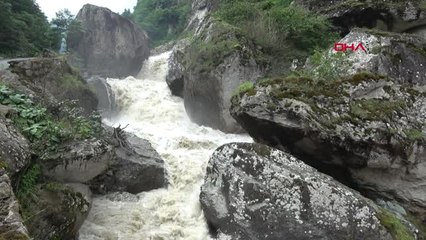 Trabzon'da Sel 2 Aracı Yuttu Bölgede Heyelan Meydana Geldi, Yol Kapandı