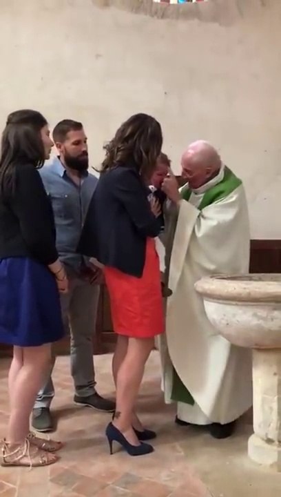 Un prêtre gifle un bébé lors d'un baptême, le diocèse le suspend