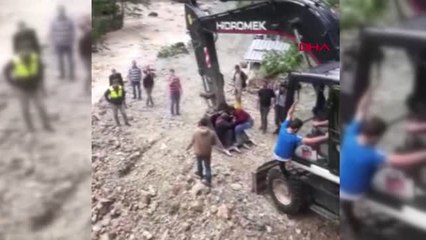 Trabzon'da Sel Suları, Beton Pompası ile Kamyonu Dereye Böyle Sürükledi Hd