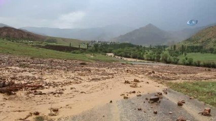 Sel Suları Kara Yolunu Trafiğe Kapattı