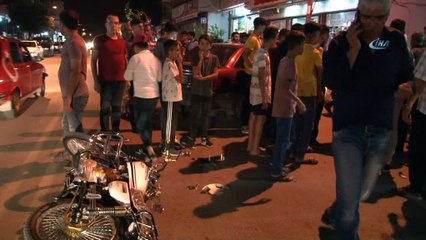 Motosiklet sürücüsünün otomobilinin altında sürüklediği anlar kamerada