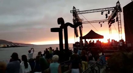 Así es el 'ambientazo' en Playa Jardín a esta hora en la noche de San Juan