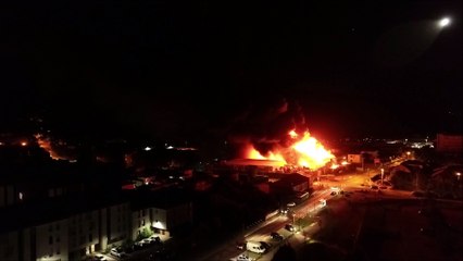 Isère : l'incendie du magasin Bricoman vu d'un drone