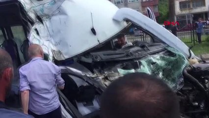 Trabzon Yolcu Minibüsü, Çöp Kamyonuna Çarptı 2'si Ağır, 10 Yaralı