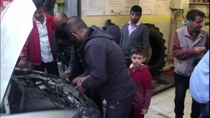 Araçta sıkışan kedi kurtarıldı