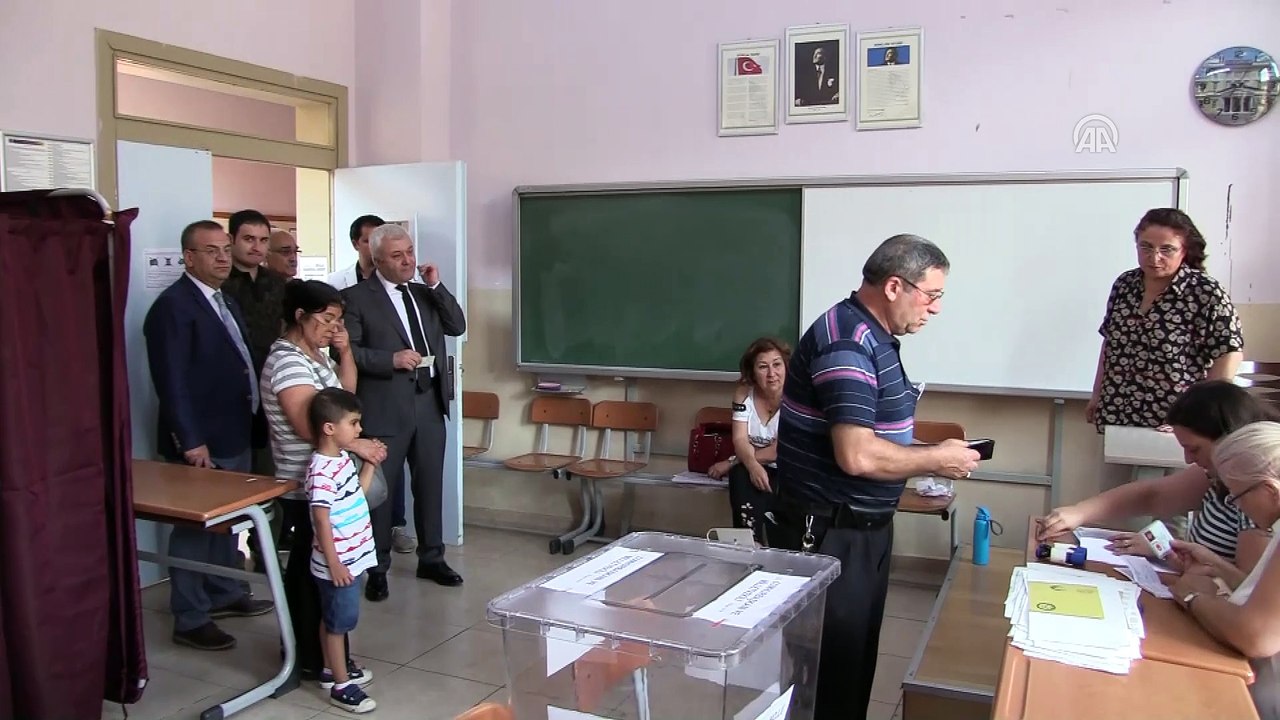 Türkiye sandık başında - CHP Genel Başkan Yardımcısı Tuncay Özkan oyunu kullandı - İZMİR