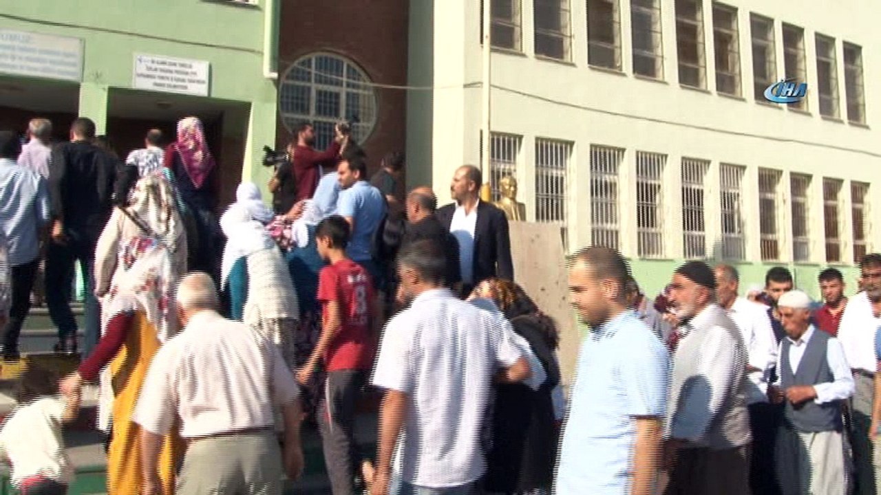 Cumhurbaşkanı Adayı Demirtaş’ın eşi Başak Demirtaş oyunu kullandı