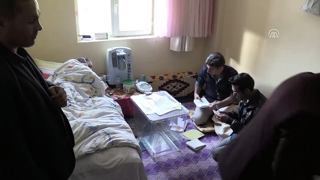 Yatalak hastalar seyyar sandıkta oylarını kullandı - AĞRI