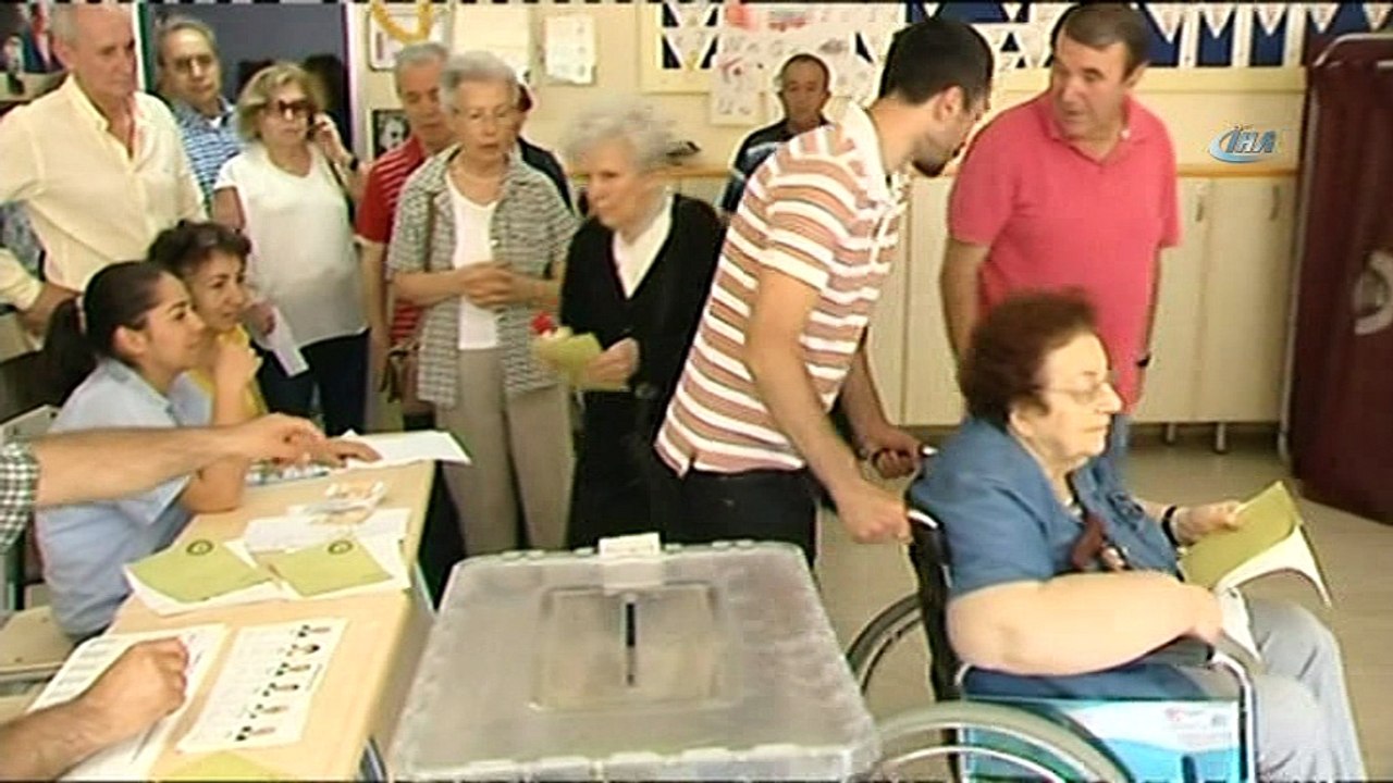 - Tekerlekli sandalyelerle oy kullanmaya geldiler