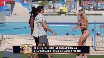 Sujeito casado ajuda gata a se alongar à beira da piscina e arruma confusão com