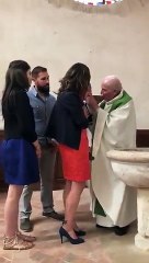 Ağlayan çocuk tokatlayan rahip