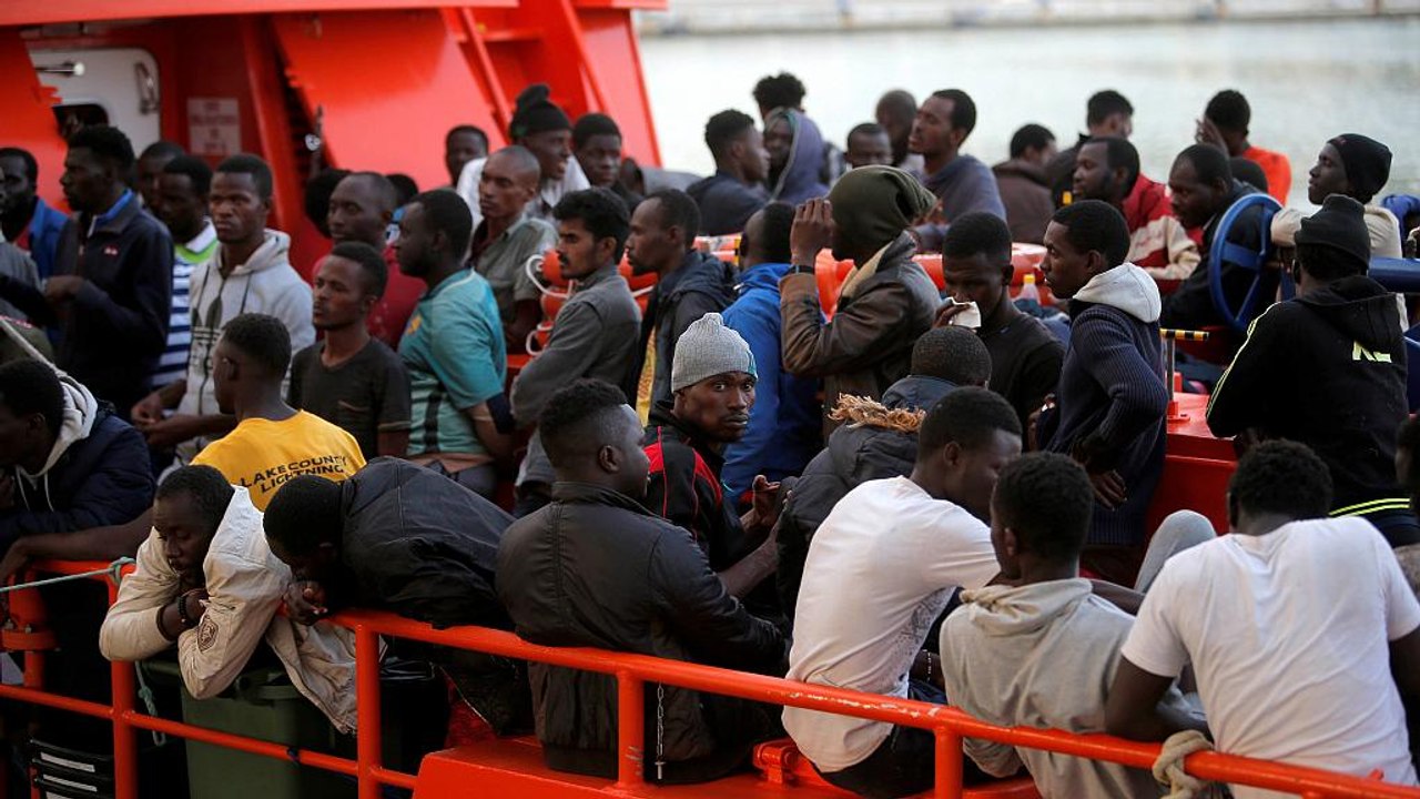 Weiteres Schiff mit Migranten wartet vor Italien