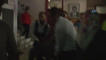 Yaşlı Adam Oy Kullanacağı Sandığa Sandalyeyle Taşındı