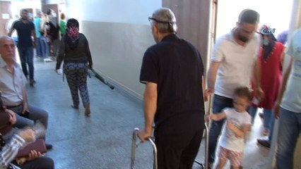 Koltuk değneğiyle 3 kat çıkıp oy kullandı