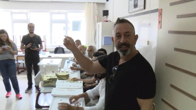 Cem Yılmaz'ın Oy Kullandığı Sandıkta Kahkahalar Havada Uçuştu