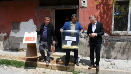 Dursunbey'de Seyyar Sandıkta 7 Kişi Oy kullandı