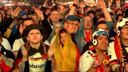 Скачать видео: Berlin celebrates late German win