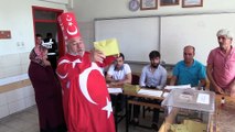 Türkiye sandık başında -Türk bayraklı kıyafetiyle oy kullandı - KAHRAMANMARAŞ