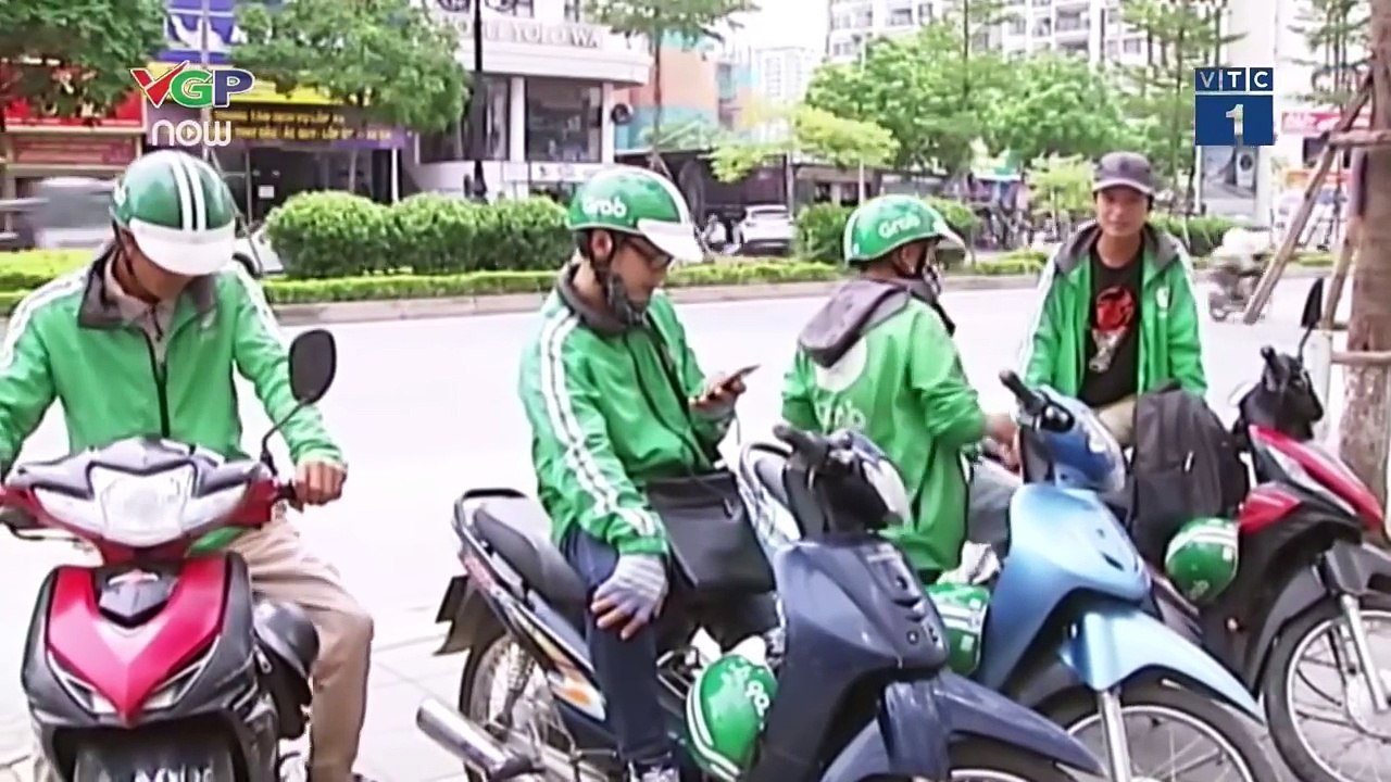 Chua xót cử nhân gác bằng đại học đi làm thợ phun xăm, chạy xe ôm Grab - VTC News