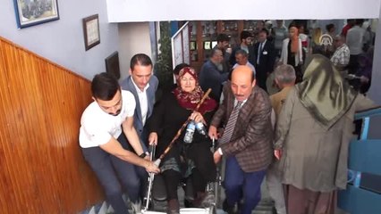 Türkiye Sandık Başında - Felçli Vatandaş Oyunu Kullanacağı Kata Çıkarıldı