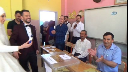 Gelin ile Damat Düğünden Önce Sandığa Gitti