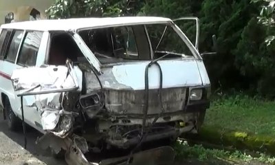 Minibus Tabrak Angkutan Umum, 10 Orang Luka