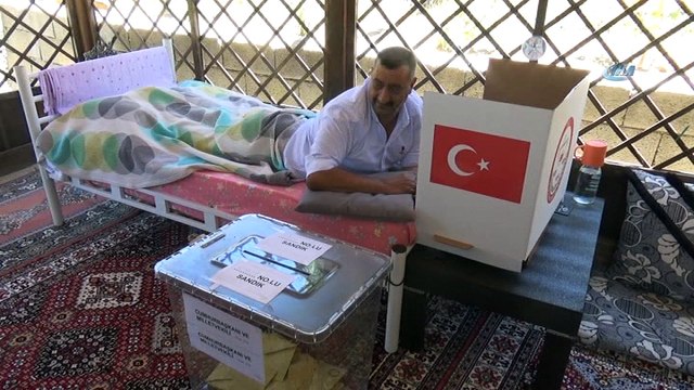 Yüksekova’da yatalak ve engelliler seyyar sandıkta oy kullandı