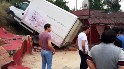 Freni Boşalan Park Halindeki Kamyonet Eve Çarptı