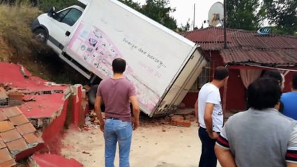 Freni boşalan park halindeki kamyonet eve çarptı