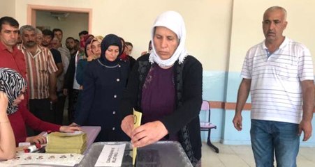 Eşini ve 2 Oğlunu Kaybeden Acılı Anne, Yine de Sandığa Gitti!