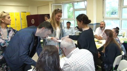 Derya Baykal ve kızları oy kullanmaya birlikte geldi