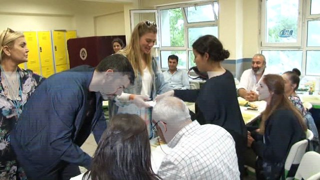 Derya Baykal ve kızları oy kullanmaya birlikte geldi