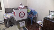 Türkiye sandık başında - Yatağa bağımlı kadın evinde oy kullandı - MALATYA
