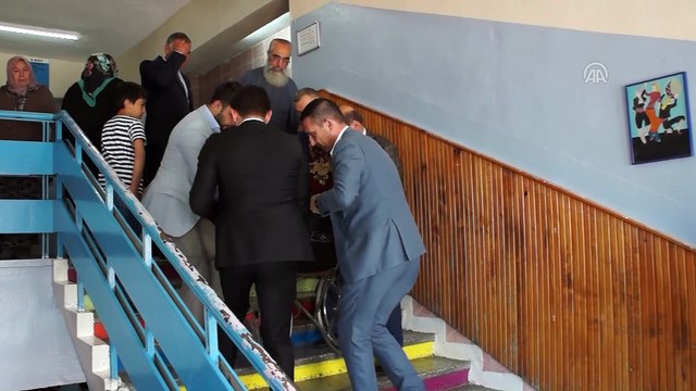 Türkiye sandık başında - Felçli vatandaş oyunu kullanacağı kata çıkarıldı - ANKARA