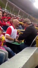 Joven le cuenta las incidencias del partido a su amigo ciego