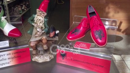 Ora News - Këpucari shqiptar në Itali nderohet nga Papa Francesku