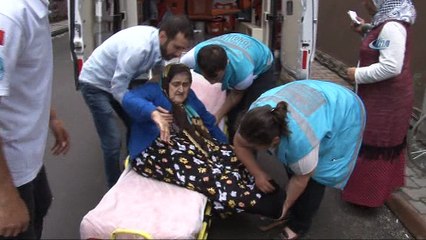 Yaşlı çift oy kullanmaya ambulansla gitti