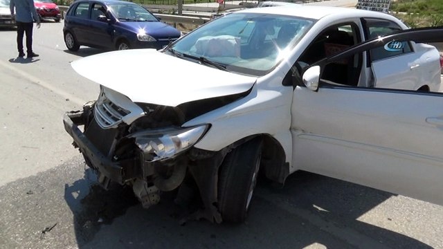 Direksiyon hakimiyetini kaybeden araç bariyerlere çarparak durabildi