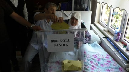 Nineler seyyar sandıkta oy kullandı