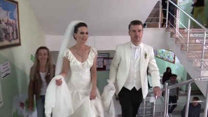 Gelinlik ve Damatlıkla Sandık Başına Geldiler