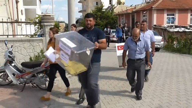 Seyyar sandıkta oylarını kullandılar