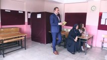 Türkiye sandık başında - Gelin ve damatlar oy kullandı - ERZİNCAN/RİZE