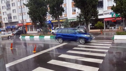Seçim günü sağanak yağış seçmene zor anlar yaşattı